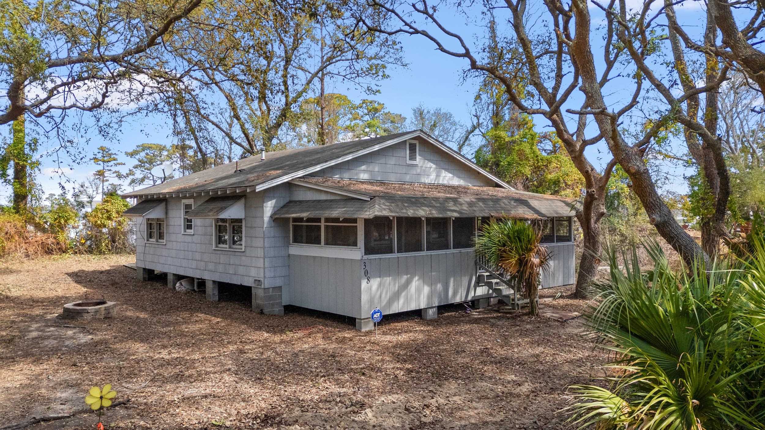 308 Sandcrest Dr., North Myrtle Beach