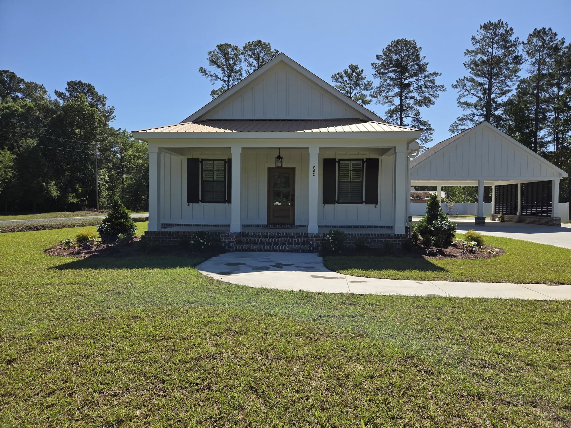 242 Leadwood St., Andrews